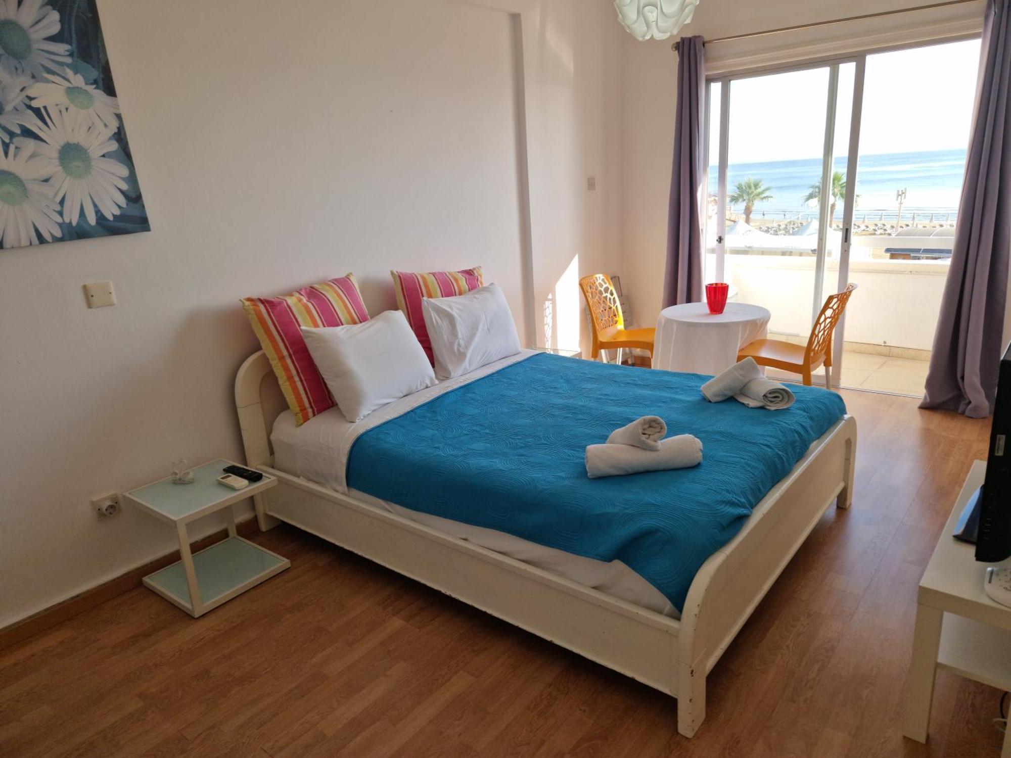 Kolonaki Seaview Apartments Larnaca Rum bild